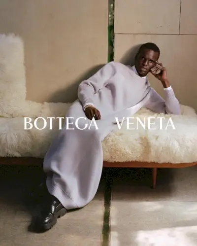 Badhiel Lony dėvi ilgą „Bottega Veneta“ mezginį
