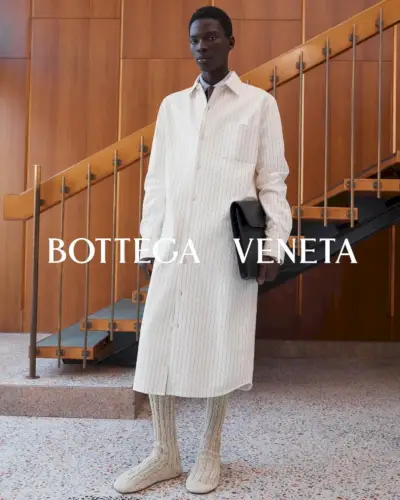 Dara Gueye vilki ilgus „Bottega Veneta“ marškinėlius