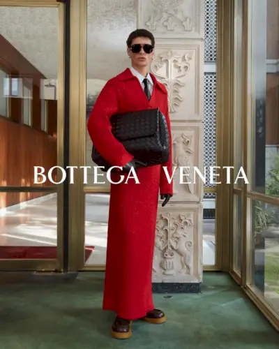 Tommaso Zana, pateikdamas pareiškimą raudonai, priešais „Bottega Veneta“.