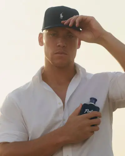 El jardinero de béisbol estadounidense Aaron Judge protagoniza el anuncio de la fragancia Polo 67.