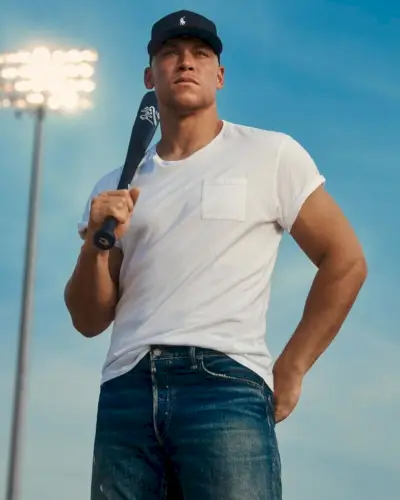 El capitán de los Yankees de Nueva York, Aaron Judge, aparece en Ralph Lauren