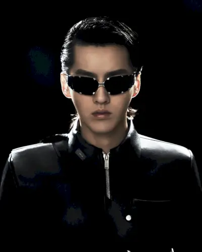 Wyrażając swój styl, Kris Wu nosi okulary przeciwsłoneczne w stylu gogli GW 001 02, będące efektem współpracy z Gentle Monster.