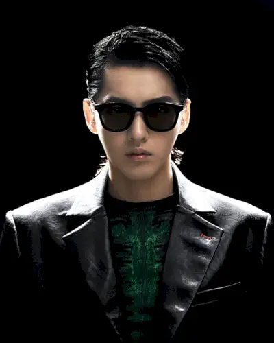 Kris Wu, demonstrując zamiłowanie do oversize'owych kształtów, nosi wszechstronne kwadratowe okulary przeciwsłoneczne GW 004 01, będące efektem współpracy z Gentle Monster.