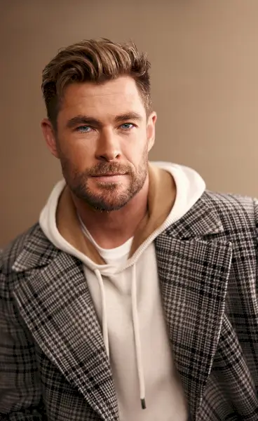 Vestindo um casaco xadrez e um moletom esbranquiçado, Chris Hemsworth aparece em BOSS