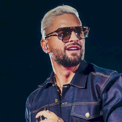 Artistul de muzică Maluma se bucură de ochelari de soare On the Fly din colaborarea sa cu Quay.