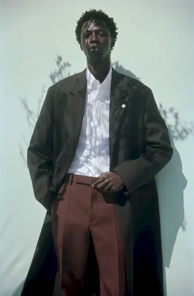 Campanha masculina Mytheresa outono 2022 Cherif Douamba modelo Jil Sander casaco grande