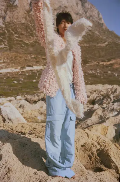 Campanha masculina Mytheresa outono 2022 Daein Moon Model Dries Van Noten jaqueta rosa