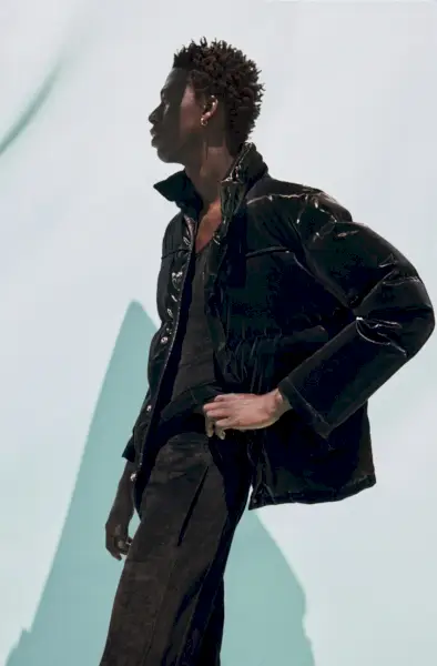 Campanha masculina Mytheresa outono 2022 Cherif Douamba modelo Saint Laurent Jaqueta Puffer