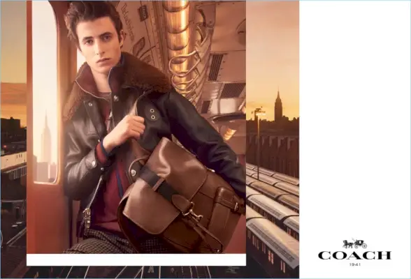 Coach zdůrazňuje batoh Rogue Brief & Bleeker pro kampaň Fall ’17