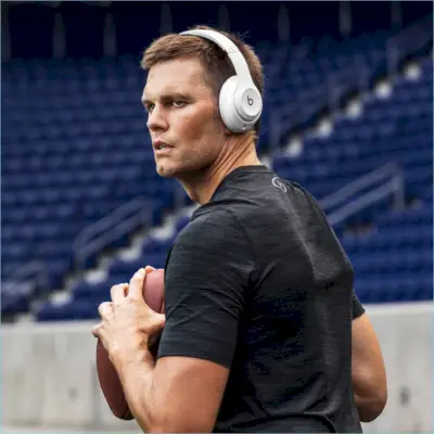 Beats by Dre는 Beats Studio 3 Wireless 헤드폰을 광고하기 위해 Tom Brady를 모집합니다.