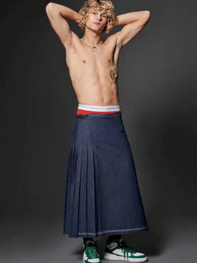 Daniil Kercz obleče denim krilo za Benetton