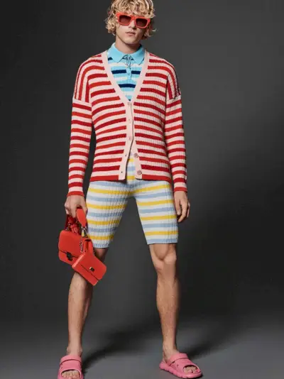 Daniil Kercz v večplastni črtasti modi igra v Benettonu