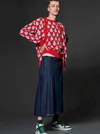 Spredaj in na sredini Vasko Luyckx nosi dvojček s potiskom hruške za Benettonovo kampanjo pomlad-poletje 2023.