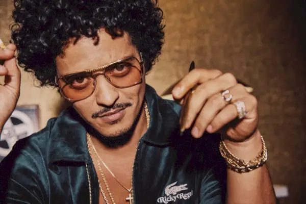 Sangeren Bruno Mars står i front for den nye kampagne for hans Lacoste Ricky Regal-kollektion.