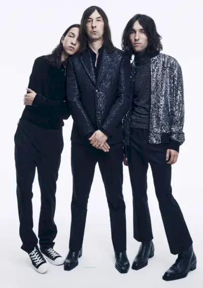 Skotský hudebník Bobby Gillespie a jeho synové Lux a Wolf hrají v H&M