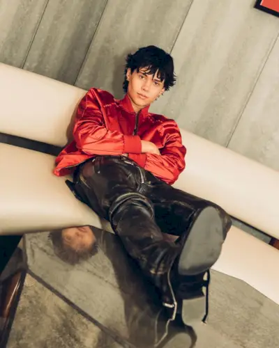 YOOX는 랜던 바커(Landon Barker)와 함께 연말을 스타일리쉬하게 축하할 수 있도록 도와줍니다.