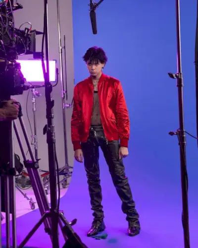 Landon Barker devine îndrăzneț în roșu și piele pentru campania de vacanță YOOX