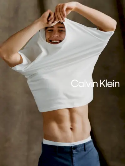Valentinas Humbroichas žavi Calvin Klein pavasario kampanijos pagrindais