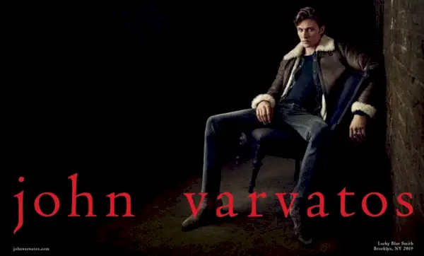 ムートンジャケットを着た洗練されたビジョン、ラッキー・ブルー・スミスがジョン・バルベイトスの前に立つ