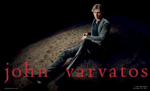 絵に描いたような完璧なラッキー・ブルー・スミスが、ジョン・バルベイトスのためにグレーのベルベットのスーツをモデル化