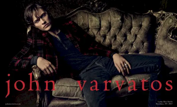 ラッキー ブルー スミスは、ジョン バルベイトスの 2019 年秋キャンペーンでクールでスタイリッシュです