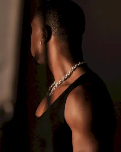 Herec Michael B. Jordan objíma modernú eleganciu retiazkovým náhrdelníkom značky David Yurman