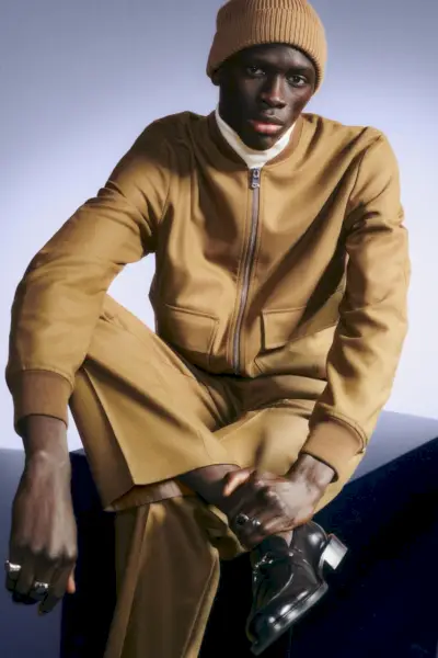 Khadim Sock lager et etui for monokrom stil i et kameltonet ensemble for J.Lindeberg