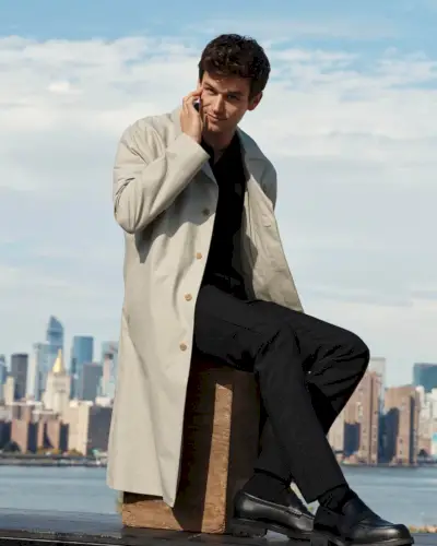 Brandon Flynn întruchipează sofisticarea urbană în Calvin Klein