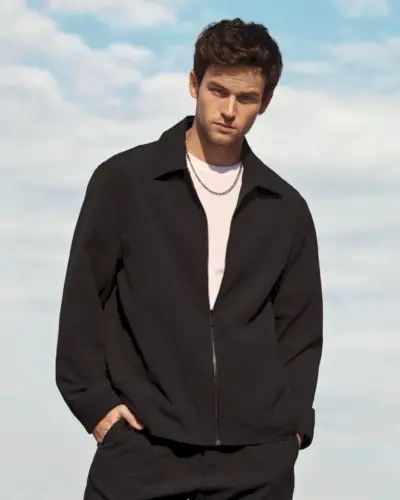 Brandon Flynn emană farmec fără efort într-un ansamblu șic Calvin Klein pentru campania de primăvară 2024.