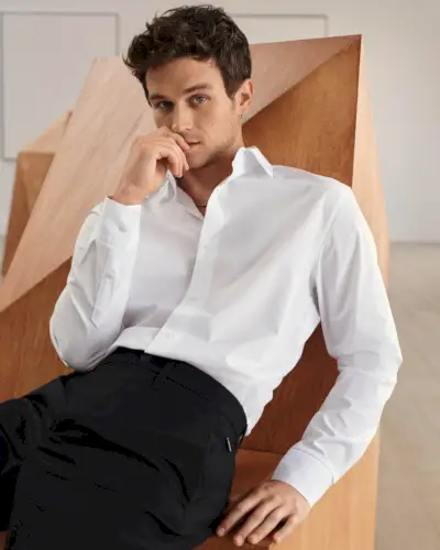Brandon Flynn captivează într-o cămașă albă Calvin Klein pentru campania de primăvară 2024, prezentând o eleganță atemporală.