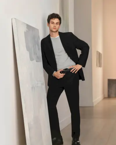Brandon Flynn Dons Classics pentru Calvin Klein primăvara 2024 Ad
