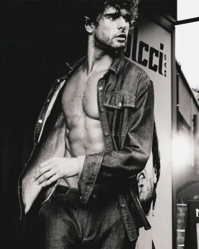 Il modello brasiliano Marlon Teixeira torna come volto di Colcci per la sua campagna autunno 2024.