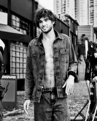 Dietro le quinte: Marlon Teixeira porta un tocco casual e urbano alla campagna Colcci autunno 2024.