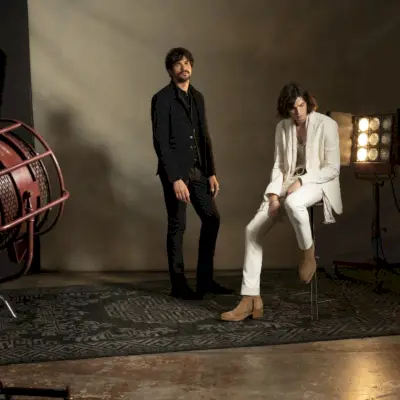 Paul Kelly modellerar en helsvart look från John Varvatos