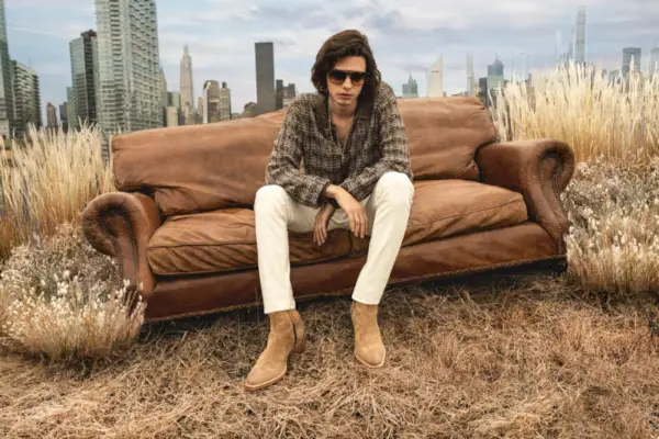 Iförd kofta med krage sportar Erin Mommsen John Varvatos.