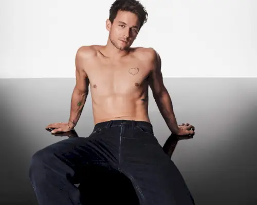 ブランドン・フリンが上半身裸でカルバン・クラインの前に立つ