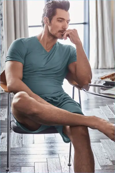 レジャー ショーツと V ネックを披露するデヴィッド ガンディは、マークス & スペンサーの新しいサイン キャンペーンの画像に登場しています。