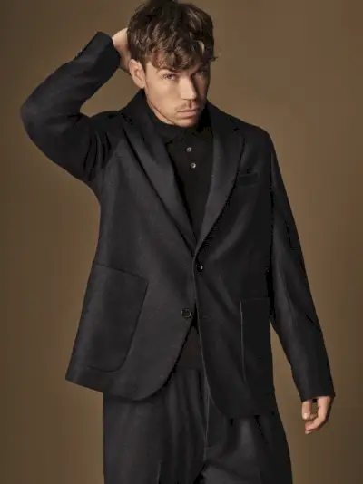 Will Poulter leidt de COS herfst-winter 2023-campagne.