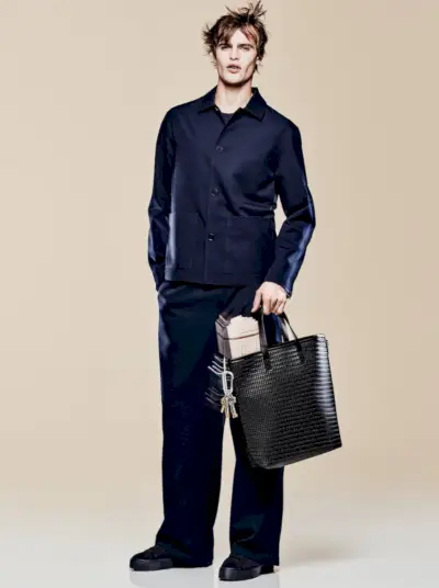 Modelul olandez Parker van Noord îmbracă un ansamblu monocromatic pentru H&M