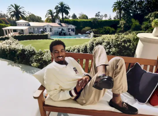 DJ Travis Bennett preferuje styl preppy dla Tommy'ego Hilfigera