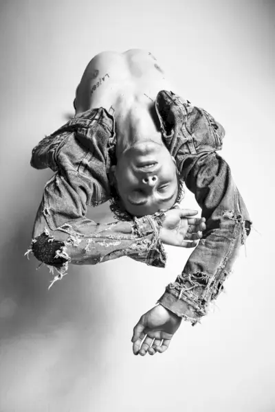 Sonny Hall nosi zniszczoną dżinsową kurtkę dla Saint Laurent