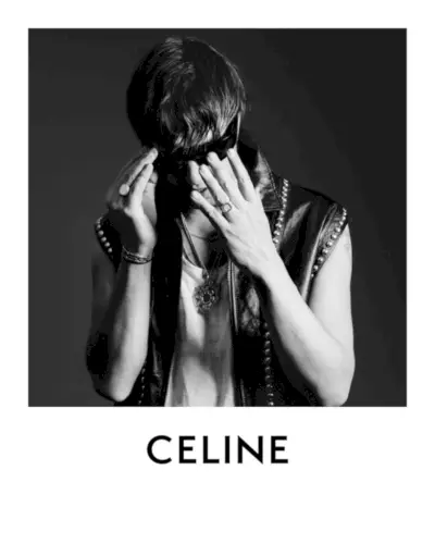 Julian Casablancas Celine Homme Kampania 2023 Skórzane okulary przeciwsłoneczne w kamizelce