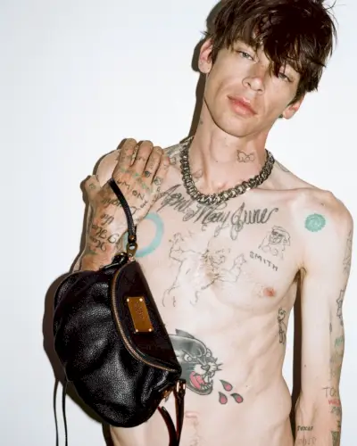 Paņemot rokās Marc Jacobs Re- Edition Mini Natasha Bag, Kols Mors atkal apvienojas ar zīmolu jaunai kampaņai.