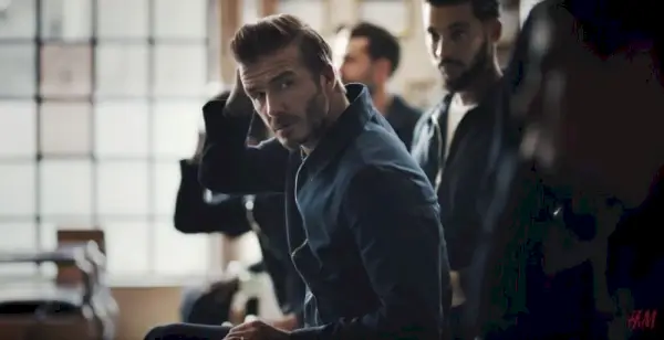 David Beckham schittert in een nieuwe video voor H&M, waarin hij zijn selectie Modern Essentials voor het merk promoot.