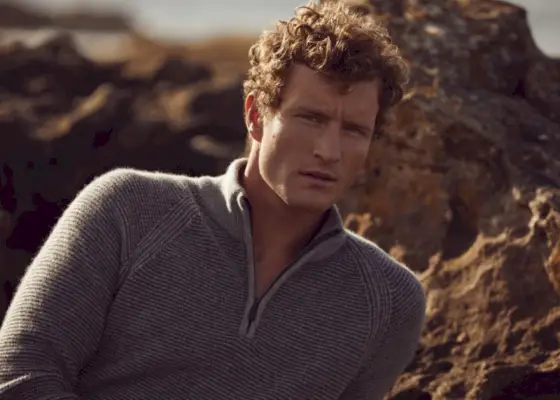 Indossando un maglione con zip a un quarto di cashmere, Bas Tijhof si unisce a Johnstons of Elgin per la primavera-estate 2023.