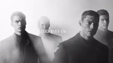 Model Trevor Signorino vepředu Versace