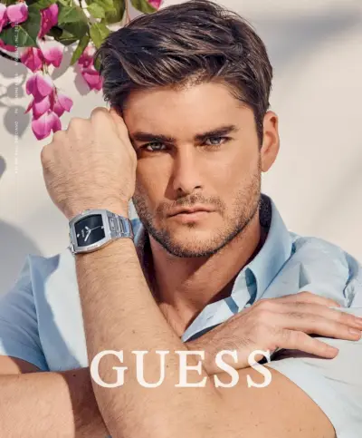 Charlie Matthews ponownie łączy siły z GUESS w kampanii na wiosnę 22 roku