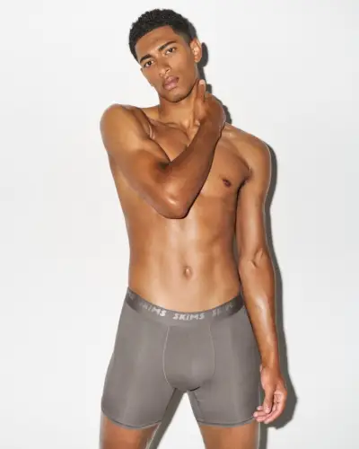 Jude Bellingham modelky SKIMS, vyzařující sebevědomí v šedých boxerkách.