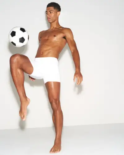 Jude Bellingham bez námahy žongluje s fotbalovým míčem a předvádí SKIMS