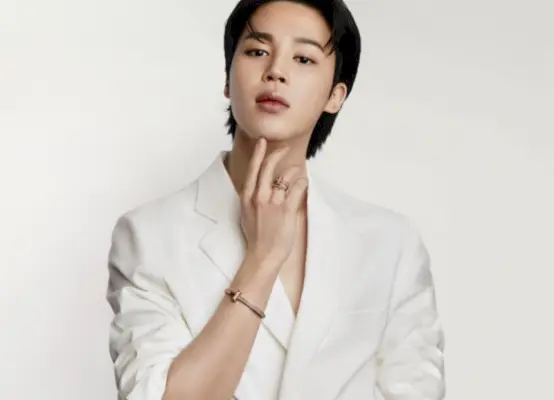 지민 티파니 공동 캠페인 2023 화이트 블레이저